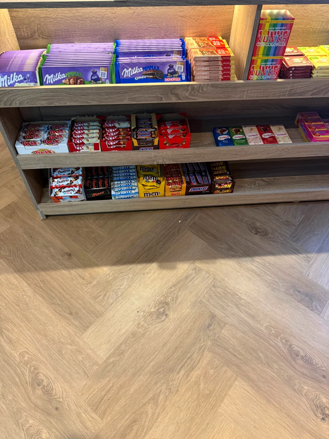 Rekken met chocolade en snoep