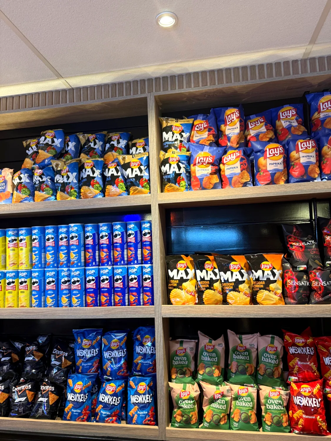 Schappen met chips en hartige snacks